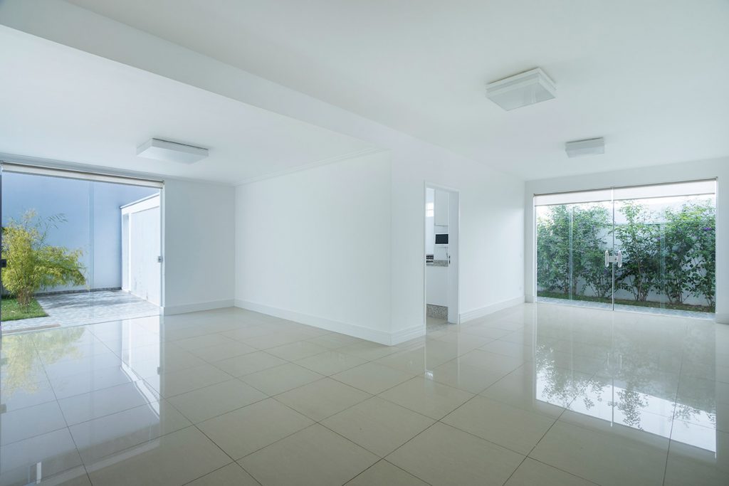 area externa com porta de vidro