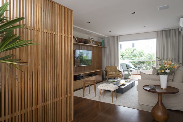 Madeira em diversas versões dá o tom em apartamento de 140 m²