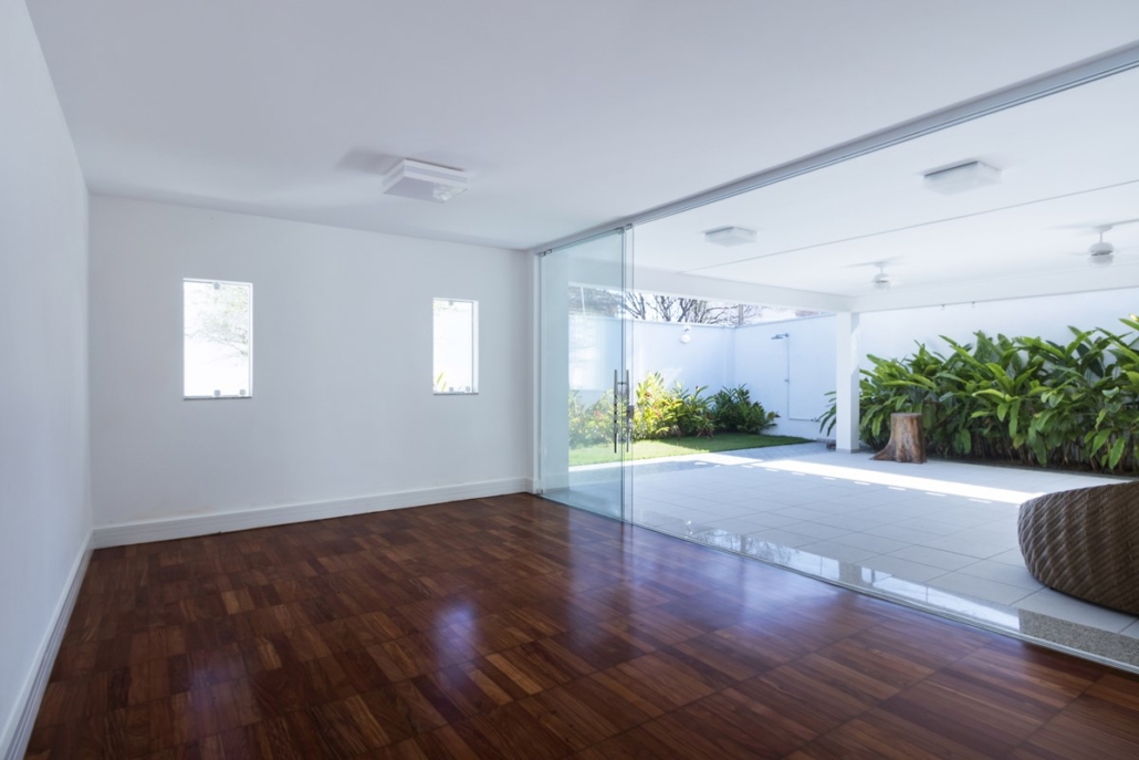 area externa com porta de vidro