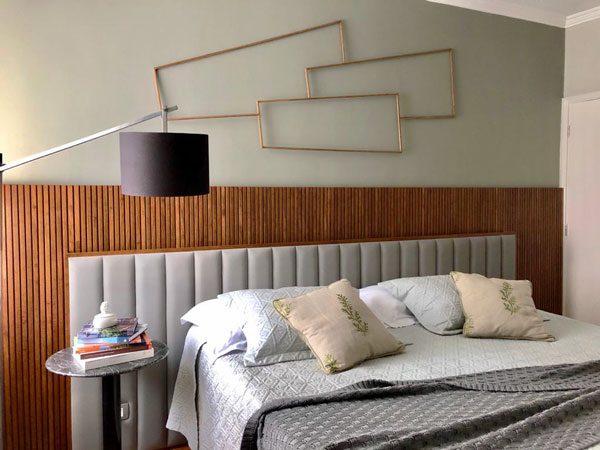 quarto de luxo com cabeceira estofada para renovar a decoração da casa