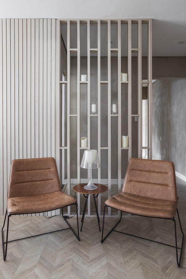 cadeiras marrons com mesa redonda no meio