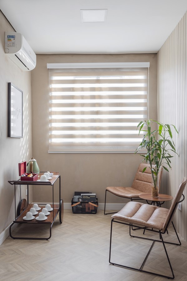 cadeira marrom com planta ao lado em cima da mesa