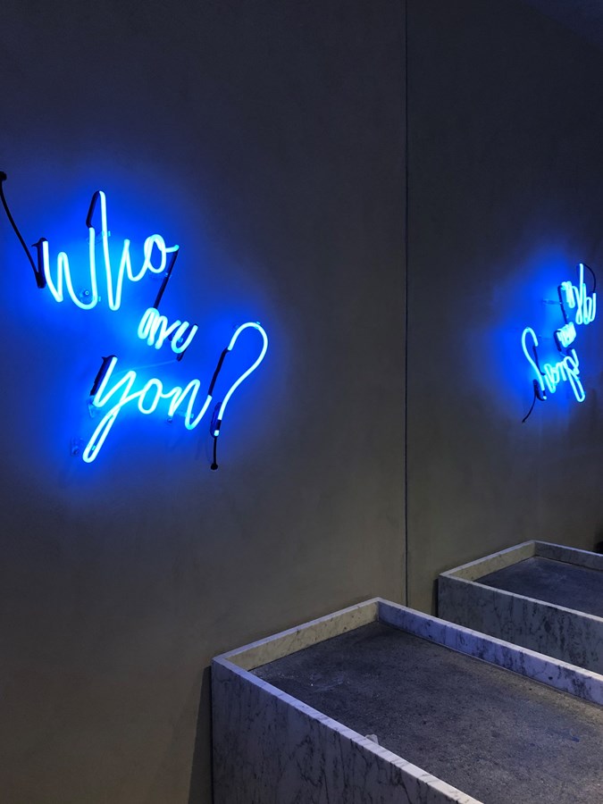 luzes de led formando a frase "who are you?"