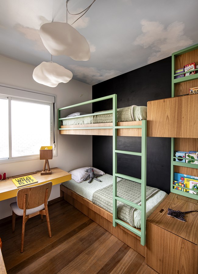 quarto infantil com cama, cantinho para estudos, em madeira