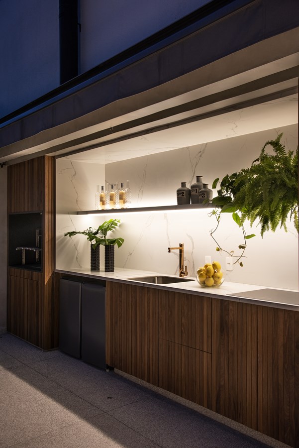 cozinha da cobertura com luzes acessas