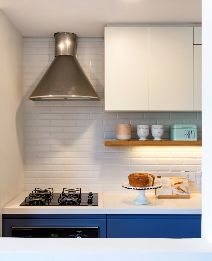 cozinha com fogao cooktop e coifa