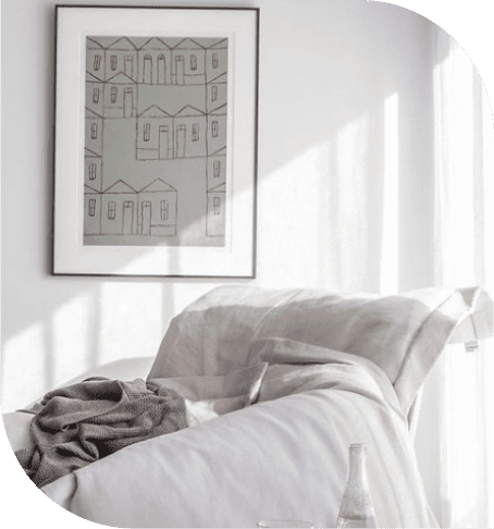 Canto para relaxar com poltrona branca e quadro na parede
