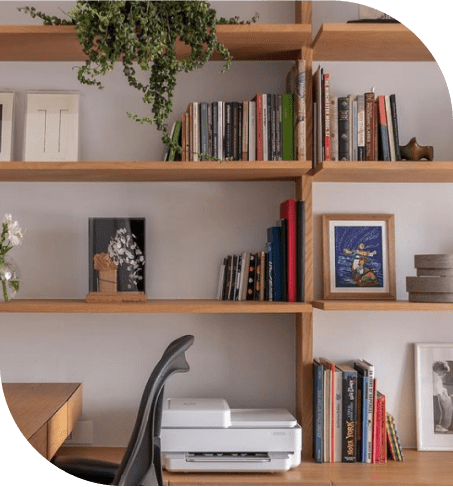 estante de madeira com livros