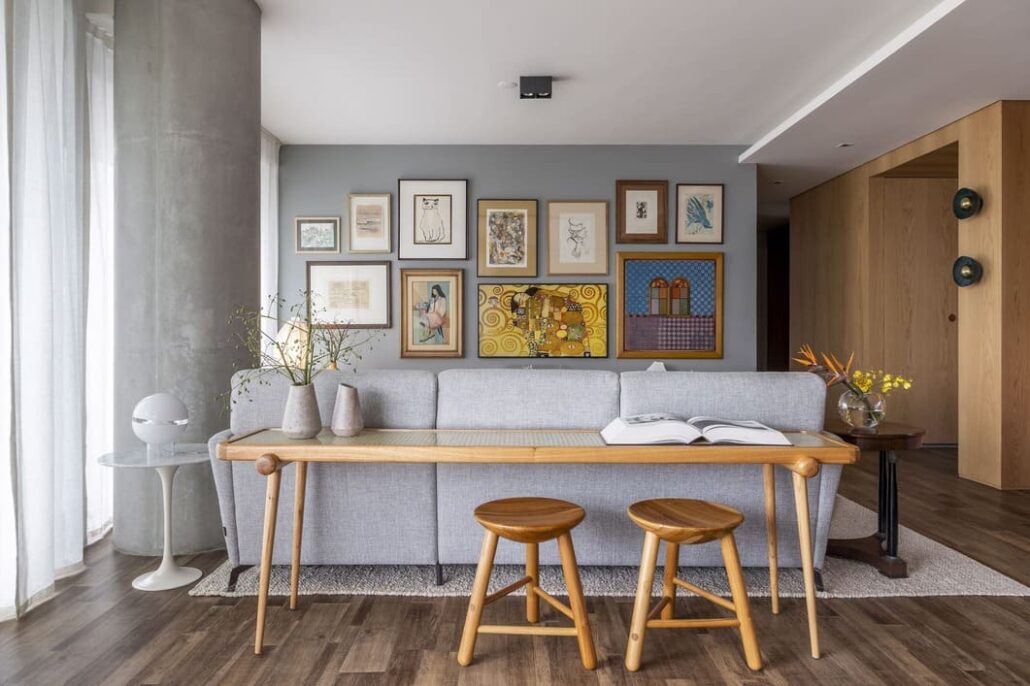 sala de estar contemporanea gallery wall