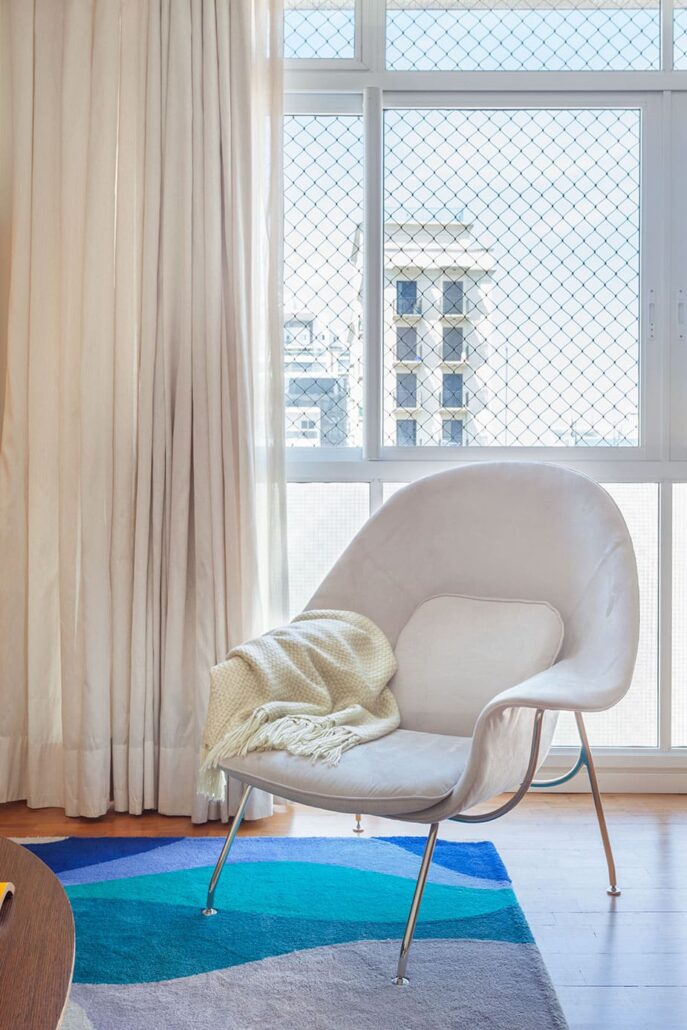 poltrona branca na sala