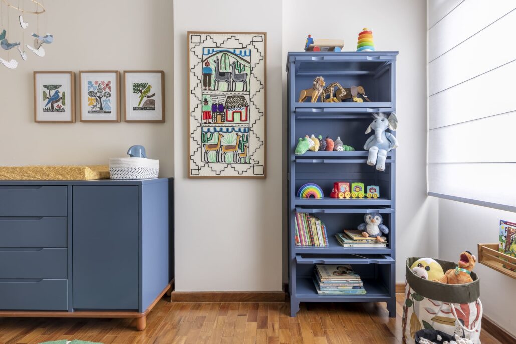 estante azul com livros e brinquedos