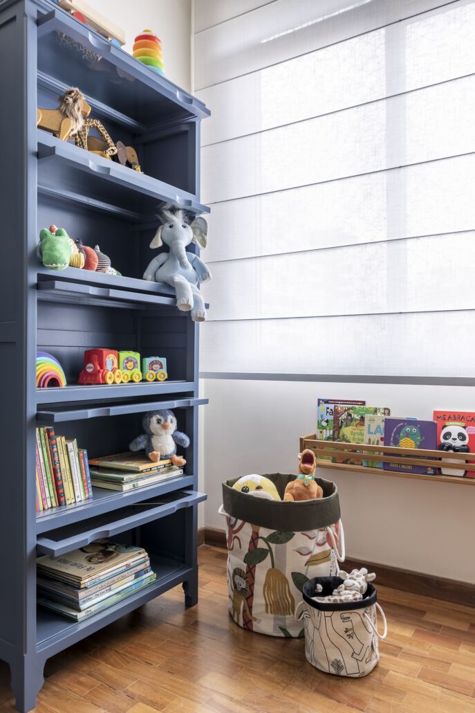 estante azul com livros e brinquedos