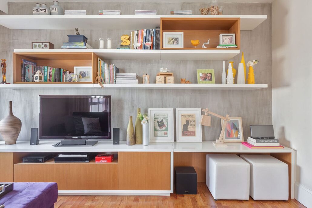 sala com estantes com decorações