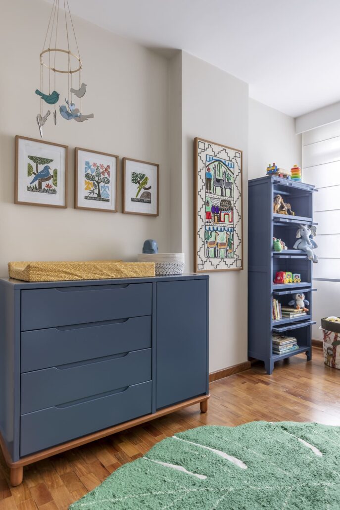 comoda azul com quadros na parede
