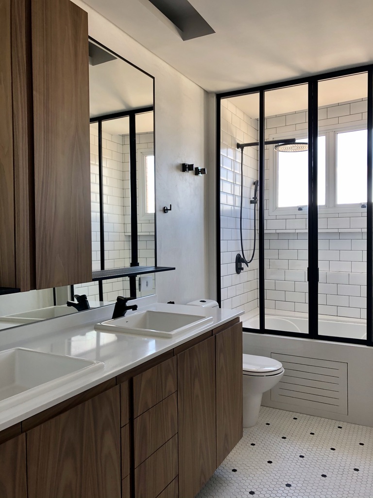 banheiro com grande espelho e box de vidro