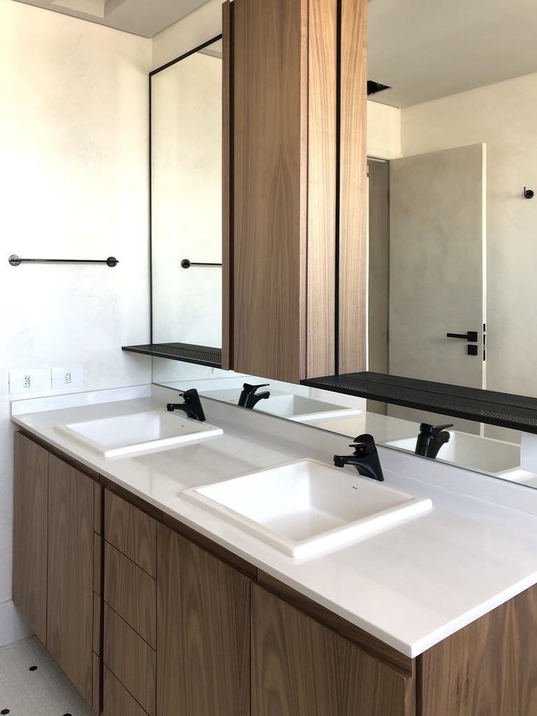 banheiro com grande espelho e duas pias