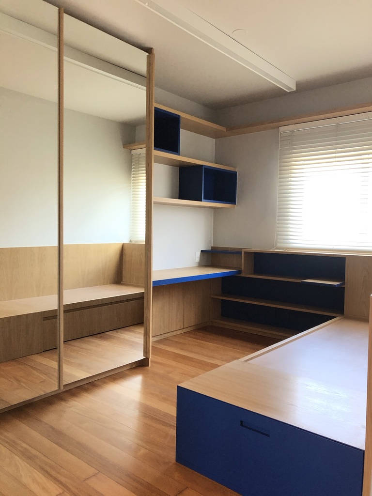 quarto com guarda-roupa com porta de espelho