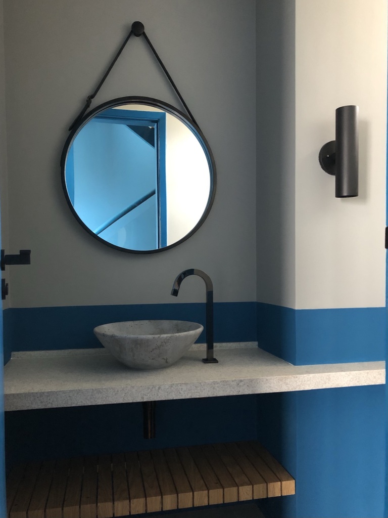 banheiro com espelho redondo