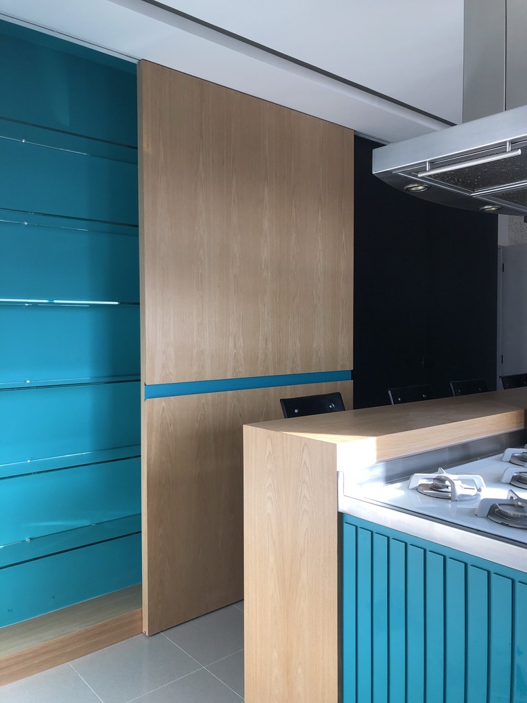 cozinha com moveis de madeira e azul claro