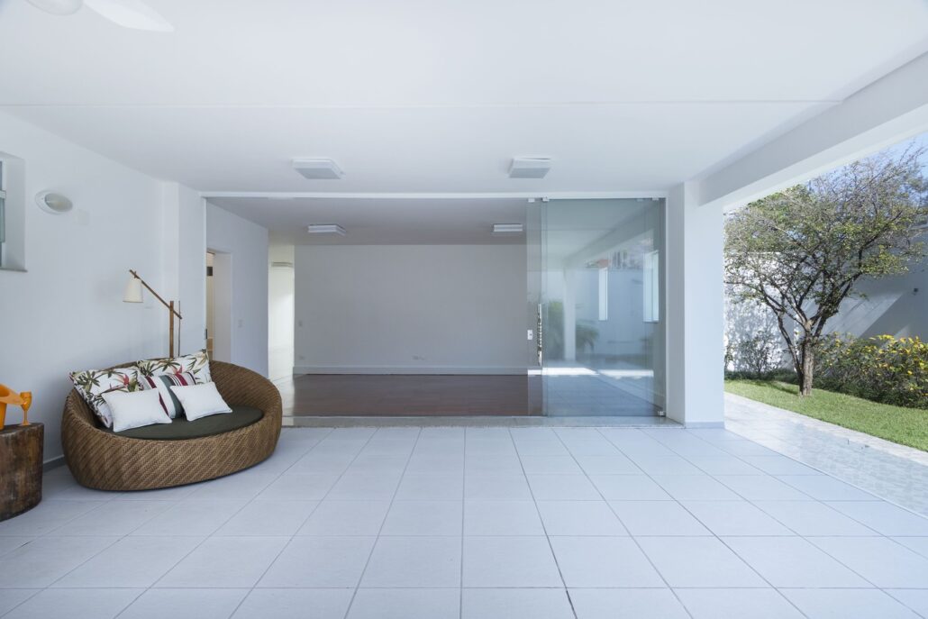 area externa com porta de vidro