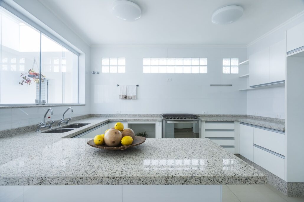 cozinha com grande balcao e fruteira