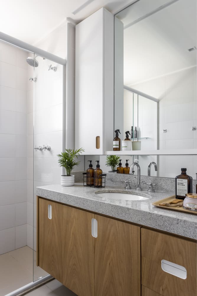 banheiro com parede claras e espelho