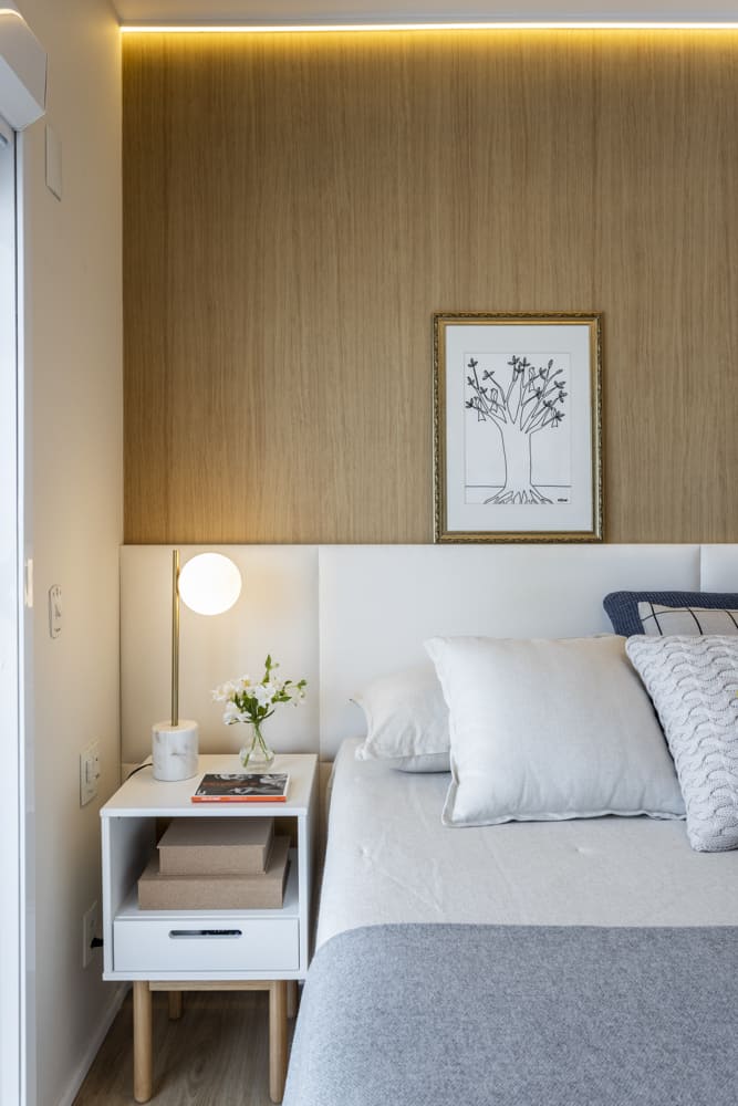 quarto com cama e abajur