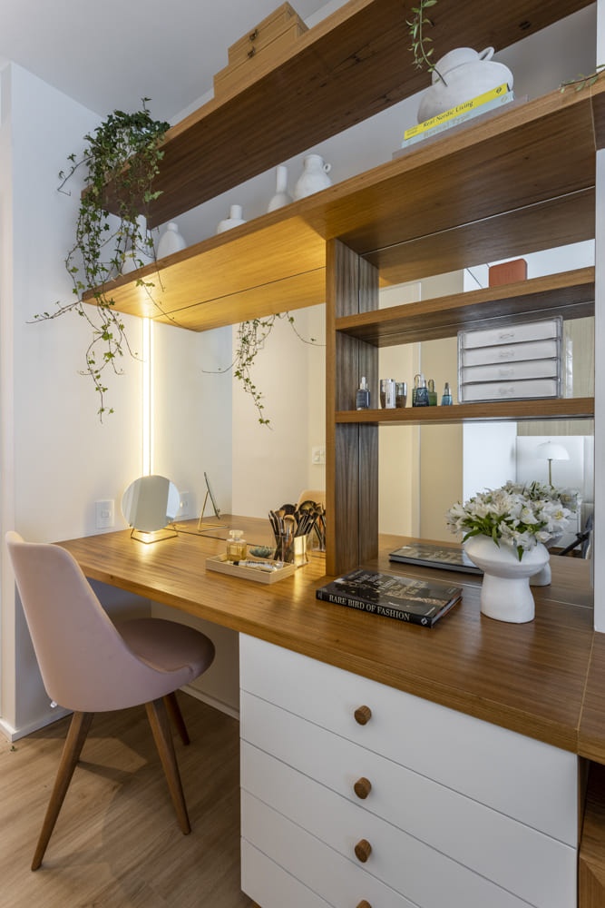 canto de estudos com gavetas brancas