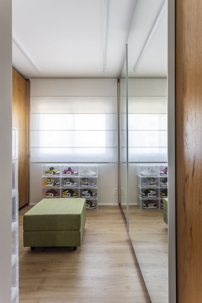 closet com grande espelho e puf
