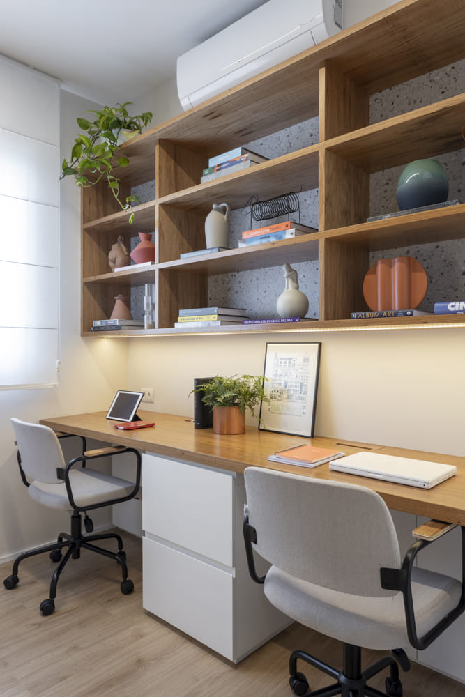 canto de estudos com duas cadeiras e estantes