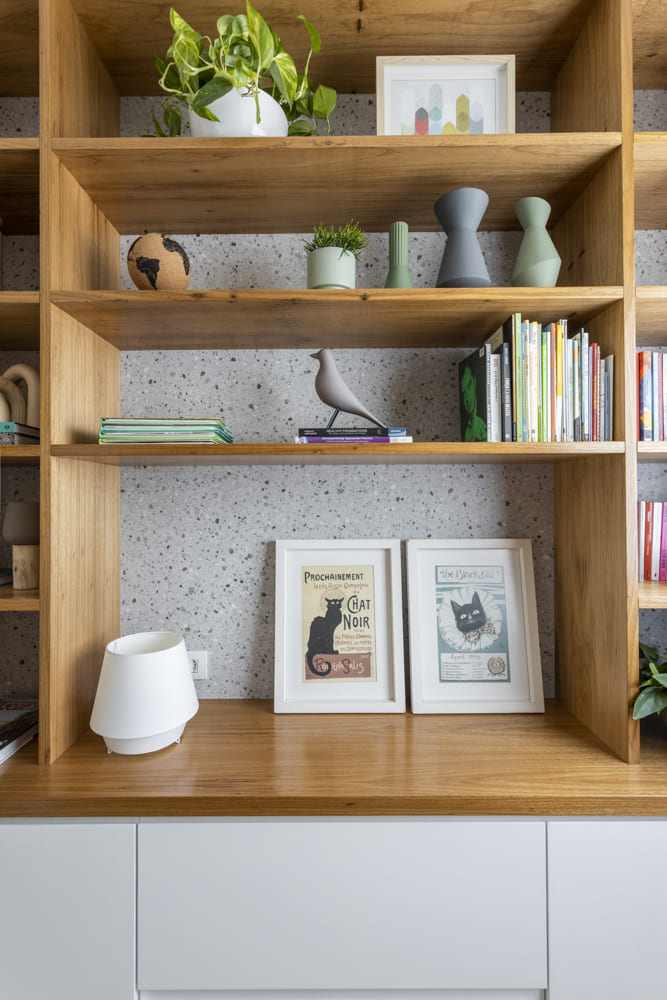 estantes com decorações