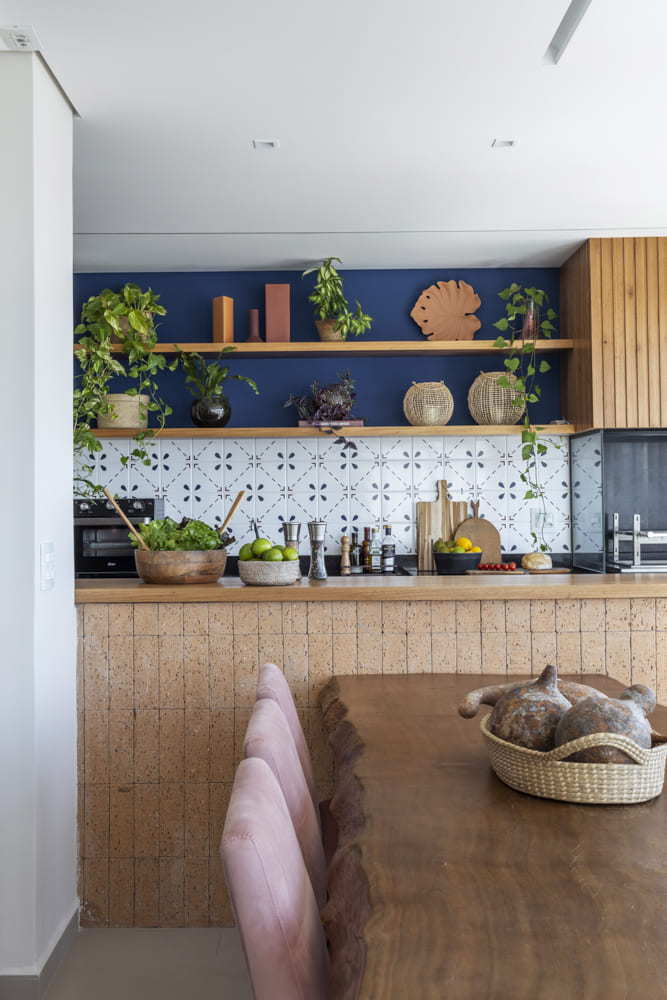 cozinha com mesa de madeira e bancada