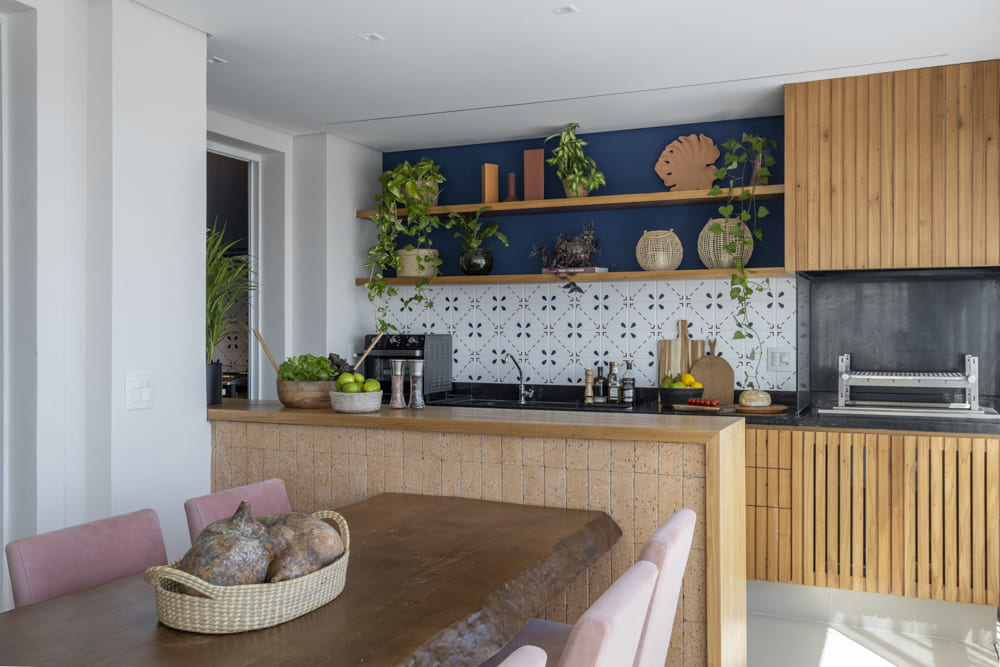 terraço com churrasqueira e mesa de tora de madeira