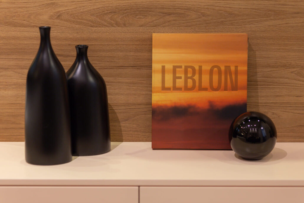 garrafas e placa escrito "leblon"