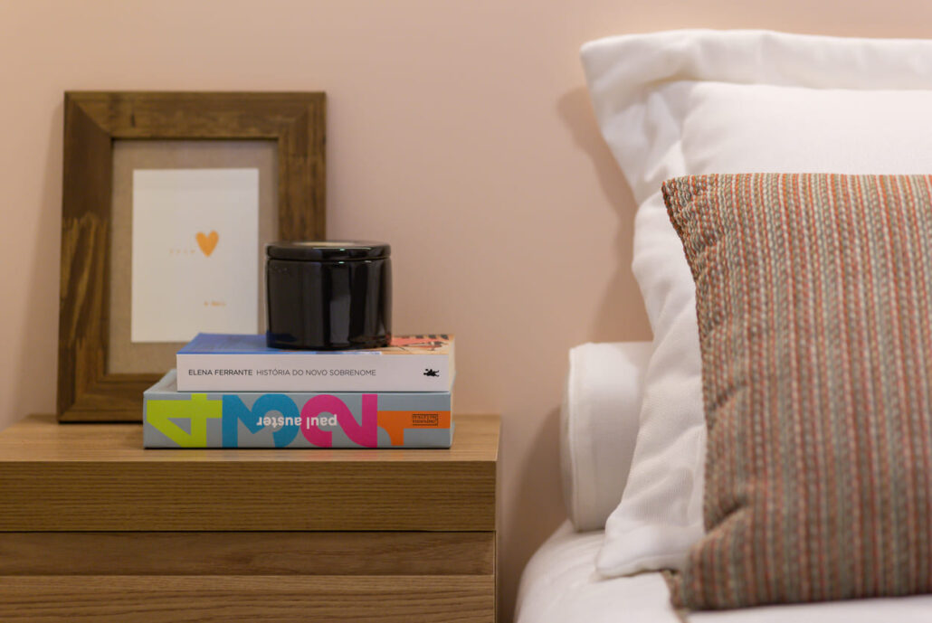 quarto com comoda com livros