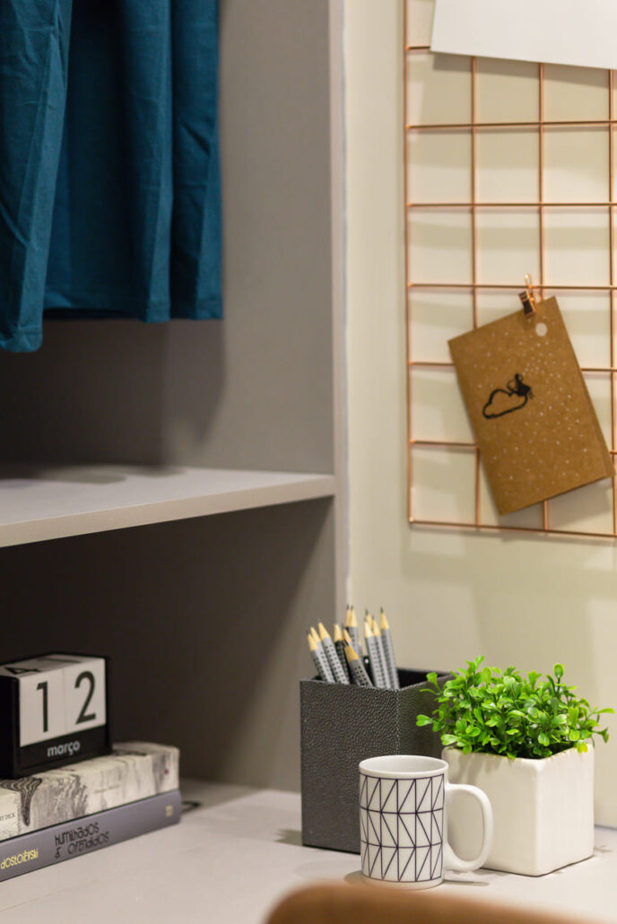 mesa de estudos com grandes decoracativas