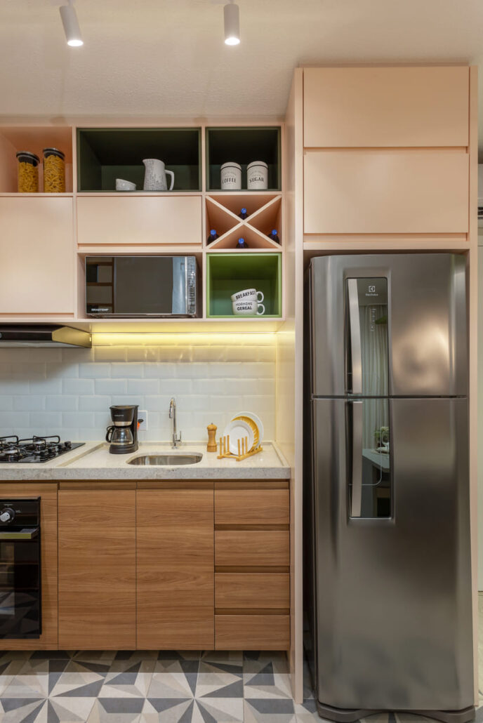 cozinha com armarios e geladeira prata