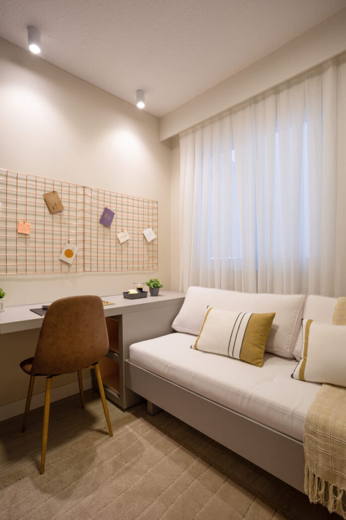 mesa de estudos perto do sofá