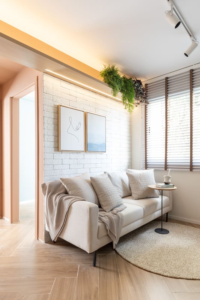 sala com sofá claro e decoração de plantas