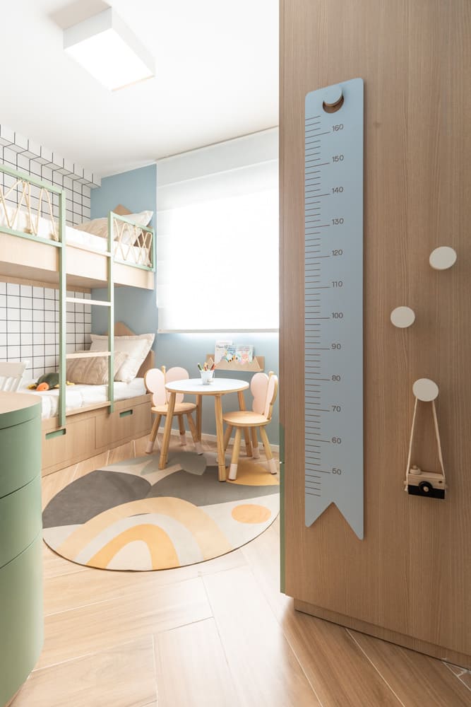 quarto de criança com beliche e mesa de estudos