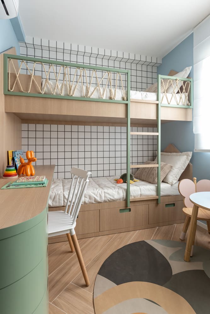 quarto de criança com beliche e mesa de estudos