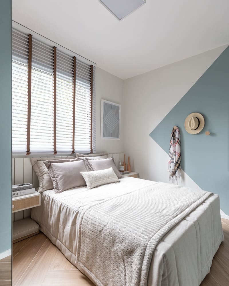 quarto com cama e decoração na parede