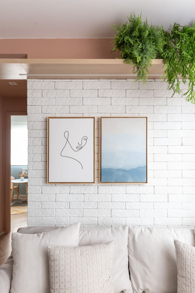 sala com quadros em cima do sofá