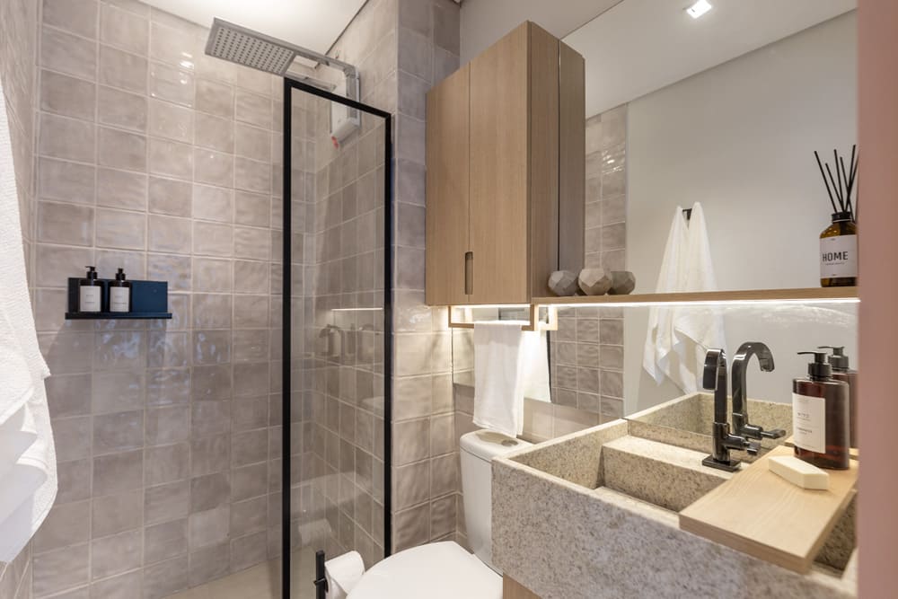 banheiro com box de vidro