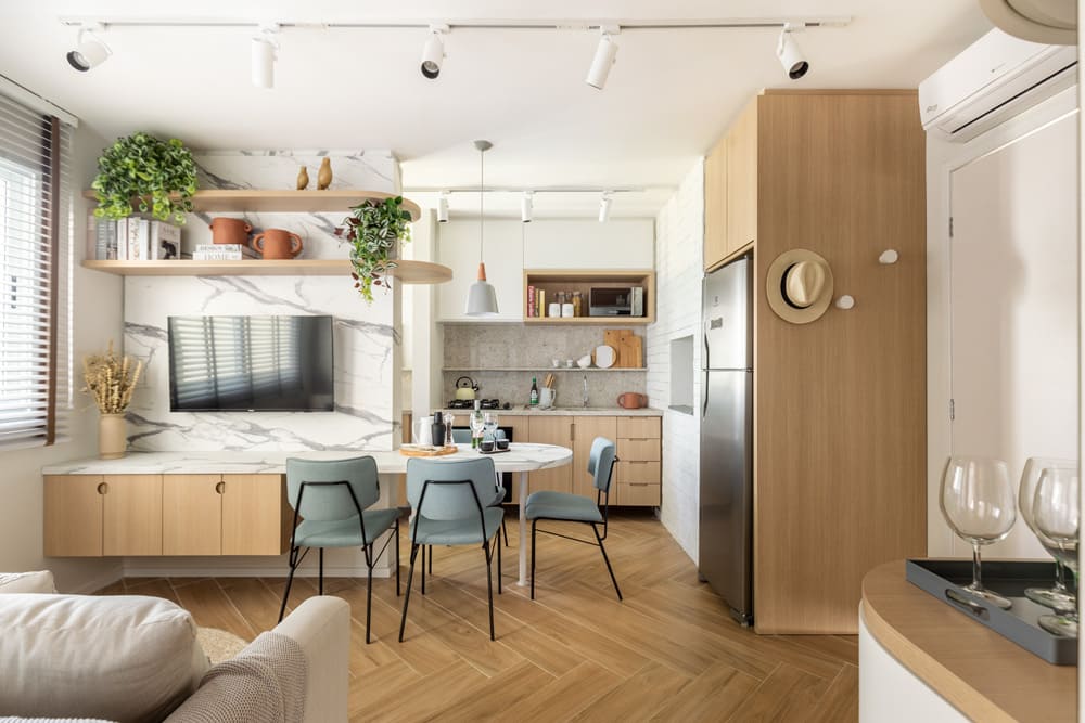 mesa na cozinha com vista para sala