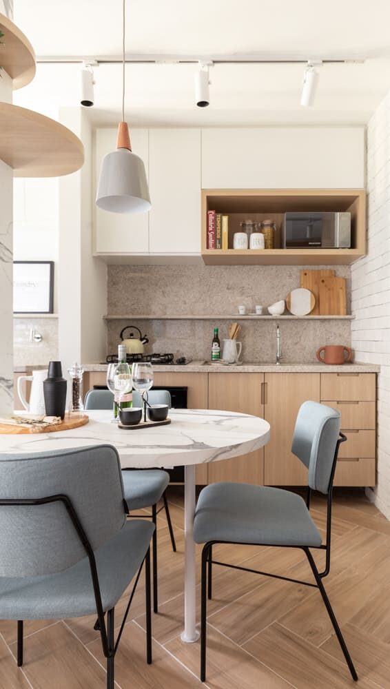 mesa na cozinha com vista para sala