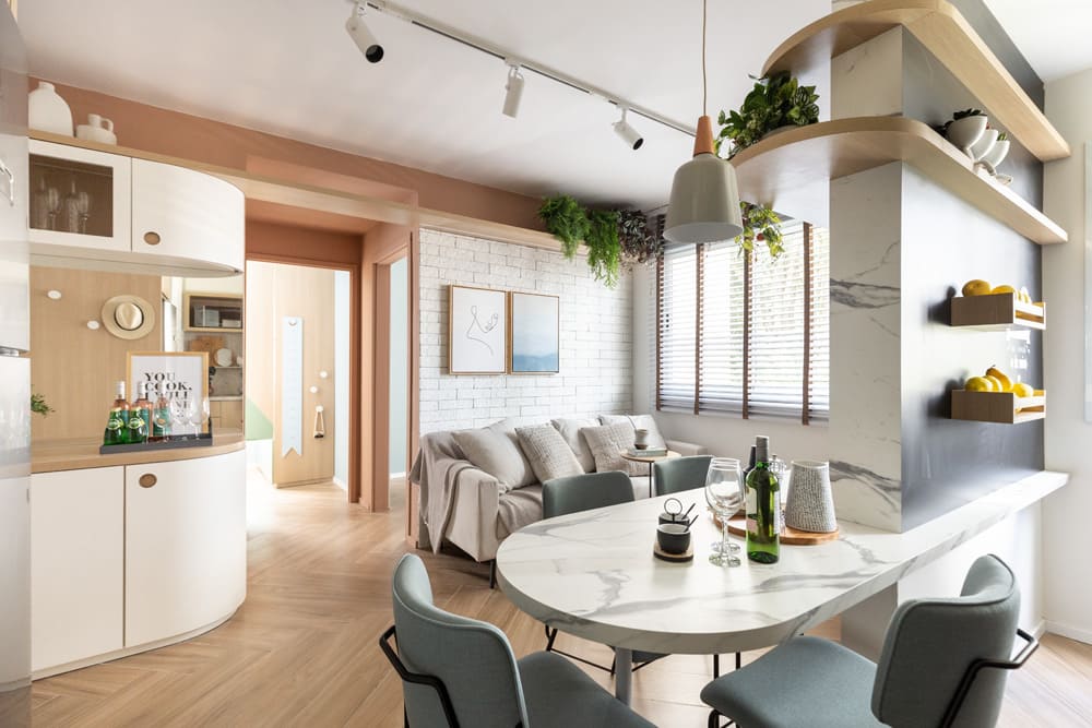 mesa na cozinha com vista para sala