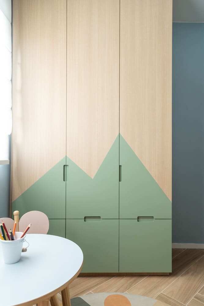guarda-roupa infantil com desenhos em verde