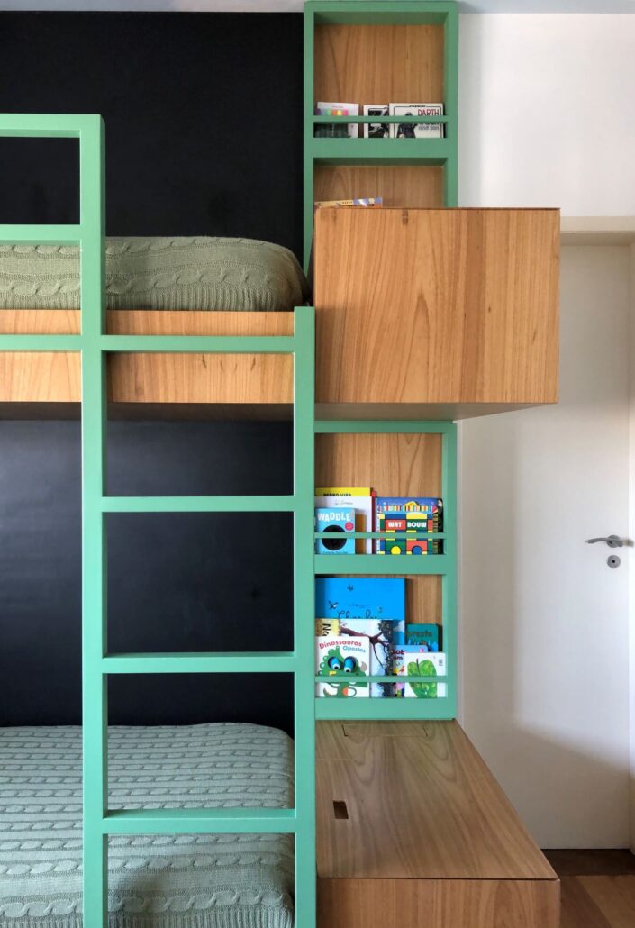 quarto infantil com cama, cantinho para estudos, em madeira