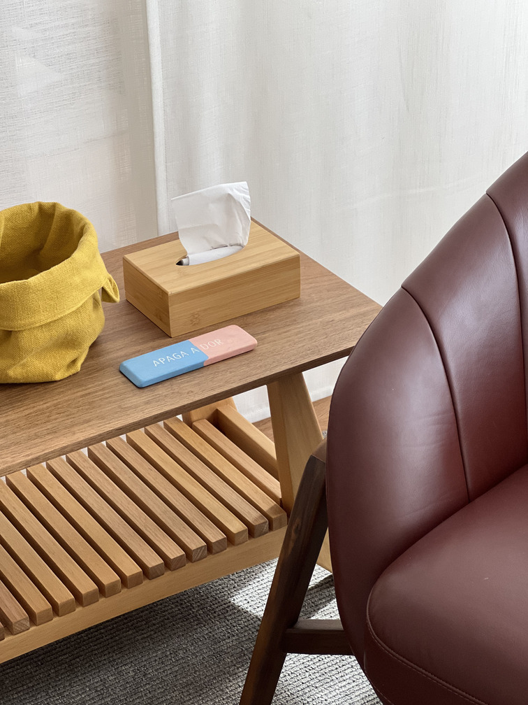 mesa ao lado de oltrona